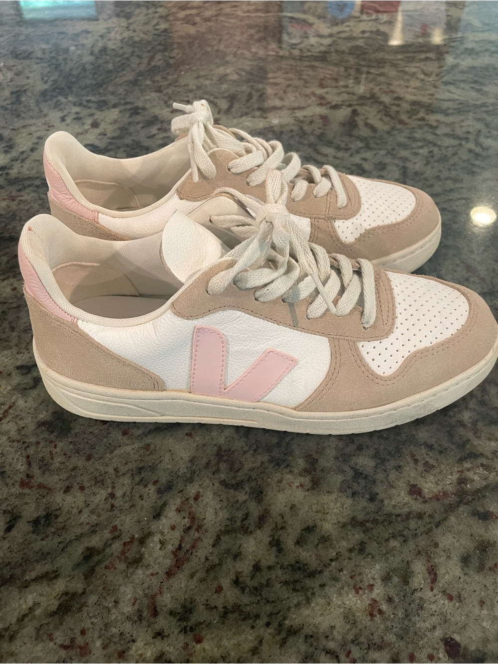 Veja V-10 Women’s size 8/39